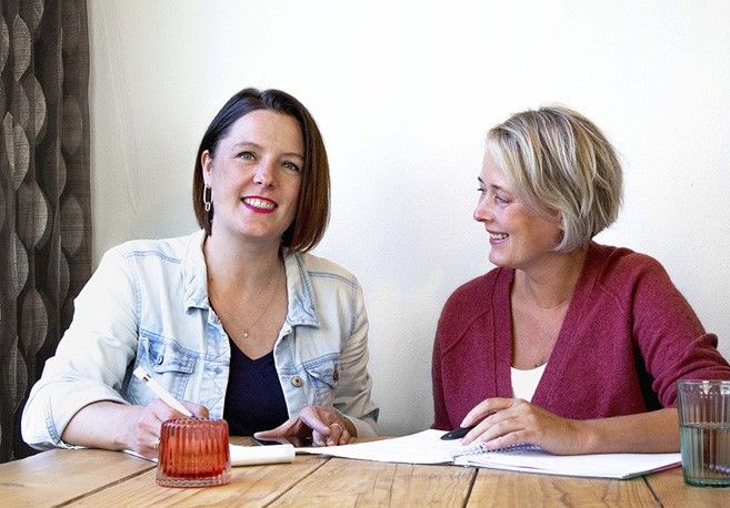 Twee deelnemers in gesprek