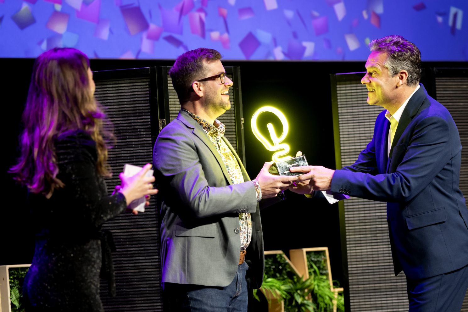 Prijswinnaar Menno de Waal ontvangt award