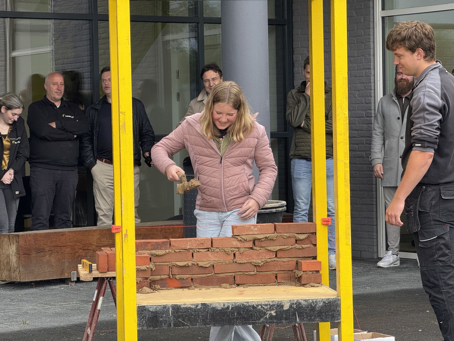 Studenten van Graafschap College en Iselinge Hogeschool leggen samen met de kinderburgemeester van Doetinchem de eerste stenen voor Campus Achterhoek